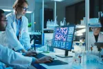 Dos científicos analizan en un ordenador los resultados de un ensayo con antibióticos Científicos investigan en laboratorio frente a pantalla de ordenador