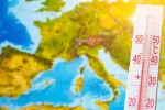 Temperaturas muy elevadas en Europa se asocian con miles de muertos Termómetro marca más de 40 ºC y al fondo mapa de Europa