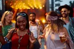 Grupo de jóvenes bebe cerveza durante un concierto Jóvenes beben cerveza en un concierto al aire libre