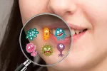 El microbioma oral puede contener patógenos que perjudiquen la salud Microbios de la cavidad oral dibujados en una lupa delante de la boca de una joven