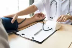 Un paciente se toma la tensión en la consulta del médico Doctor toma la tensión a un paciente en consulta