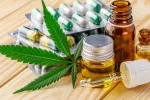 Productos elaborados con cannabis para su uso terapéutico Hojas verdes de cannabis medicinal con extracto de aceite y cápsulas