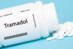 Analgésico opioide Tramadol que se prescribe para aliviar el dolor Bote de Tramadol del que salen comprimidos