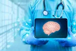 Tableta con imagen del cerebro humano Médico sostiene una tableta donde se observa la estructura anatómica del cerebro humano.