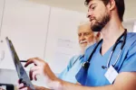 Médico muestra a su paciente con cáncer de próstata una prueba de radiología Médico muestra resultados de una prueba a un paciente mayor