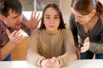 Padres discutiendo con su hija adolescente
