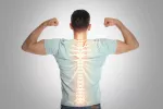 Columna vertebral sana y fuerte Hombre de espaldas sacando músculos con una imagen ilustrada de su columna vertebral