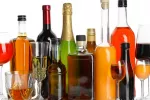 Bebidas alcohólicas variadas en botellas y copas Grupo de botellas con distintas bebidas alcohólicas