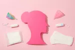 Productos menstruales como tampones, compresas o copas menstruales Silueta de mujer rosa de perfil con productos de higiene menstrual