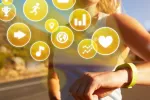 Mujer consulta las apps de ejercicio en su pulsera de actividad Mujer hace ejercicio al aire libre consultando su pulsera de actividad y rodeada de iconos de salud