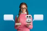 Estudiar con inteligencia artificial frente a estudiar de forma tradicional Chica estudiante con trenzas sostiene un libro y una tablet con un dibujo de IA