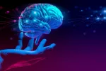 Mano sostiene holograma del cerebro humano