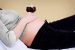 Mujer embarazada bebiendo alcohol