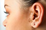 Mujer con microesferas magnéticas en la oreja