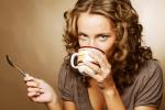 Mujer bebiendo café