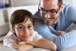 Un padre y su hijo, ambos con gafas para corregir la miopía