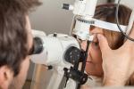 Oculista analizando la vista a un paciente