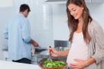 Embarazada preparando una ensalada