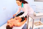 Sanitaria prepara al paciente para el ecocardiograma