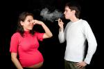 Un hombre fuma en presencia de una embarazada