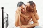 Mujer consolando a su marido con problemas sexuales