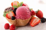 Bolas de helado con frutas
