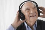 Anciano escuchando música a través de unos cascos