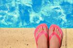 Usar chanclas en la piscina para prevenir el pie de atleta