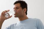 Beber agua, clave para prevenir el cáncer de vejiga