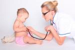 Una pediatra examina a un bebé