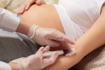 Embarazada haciéndose pruebas del VIH