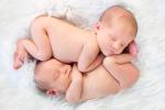 Bebés gemelos durmiendo