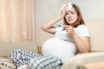 Mujer embarazada con síntomas de la gripe