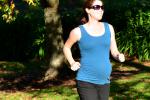 Mujer embarazada corriendo en el parque