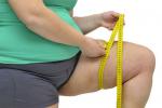Hombre obeso mide su grasa corporal por el riesgo de deterioro cognitivo