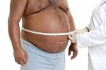 Hombre con obesidad abdominal que podría mejorar con la dieta mediterránea