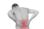 Hombre con dolor en la espalda a causa de ciática