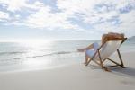Hombre tomando el sol en la playa para mejorar su psoriasis