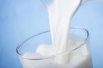 Vaso de leche con sustancias tóxicas