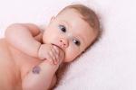 Bebé con un hemangioma en el brazo