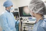 Dos cirujanos preparando una intervención de un mioma uterino