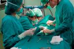 Médicos operando a un paciente de un tumor exocrino de páncreas