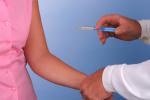 Doctor administrando la vacuna del VPH a una mujer adulta