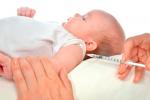 Un bebé recibe una vacuna