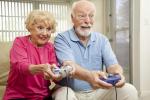 Una pareja mayor jugando a un videojuego