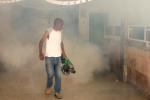 Persona fumigando una escuela en Cuba