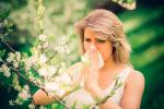 Mujer sufre alergia al polen