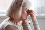 Mujer adulta mayor con problemas de angustia psicológica y estrés