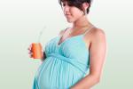 Mujer embarazada con un refresco azucarado en la mano
