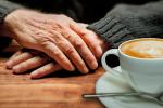 Persona mayor con problemas de demencia tomando cafeína